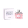 Un flacon de 30 ml de DIOR Miss EAU DE PARFUM trône à côté de son élégant coffret blanc et argent, au liquide rose et au bouchon orné d'un élégant noeud gris argenté. Tous deux sont ornés de l'inscription " Miss Dior Eau de Parfum ", qui respire l'élégance intemporelle. Dakar