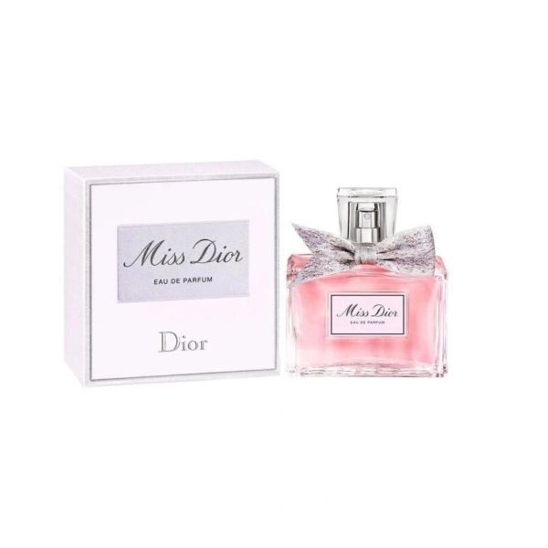 Un flacon de 30 ml de DIOR Miss EAU DE PARFUM trône à côté de son élégant coffret blanc et argent, au liquide rose et au bouchon orné d'un élégant noeud gris argenté. Tous deux sont ornés de l'inscription " Miss Dior Eau de Parfum ", qui respire l'élégance intemporelle. Dakar