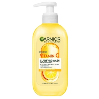 Un flacon pompe transparent de 200 ml de Gel Nettoyant Illuminateur Visage Vitamine C de Garnier Skin Naturals, orné d'une tranche de citron. Ce gel jaune revendique un effet éclaircissant et un teint éclatant. Dakar