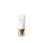 Un tube blanc étiqueté « SKIN1004 Centella Air Fit Spf30 Crème Légère 50 ml » avec une base marron transparente se détache sur un fond uni. Son design minimaliste évoque la pureté et l'efficacité de cette crème solaire. Dakar