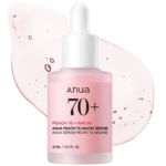 Un flacon de Sérum Éclat Peau de Pêche ANUA Peach 70% Niacinamide se dresse élégamment devant une éclaboussure de liquide. Le flacon rose, doté d'un compte-gouttes blanc, affiche « Peach 70 + Niacin » et contient 30 ml / 1,01 fl. oz., promettant l'attrait de la peau de pêche. Dakar