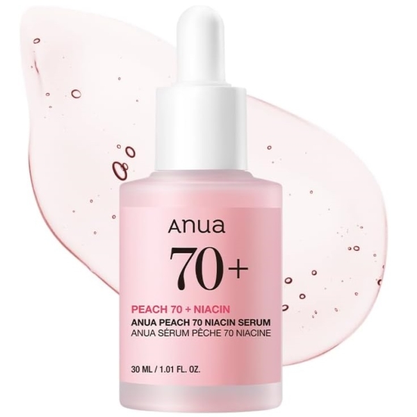 Un flacon de Sérum Éclat Peau de Pêche ANUA Peach 70% Niacinamide se dresse élégamment devant une éclaboussure de liquide. Le flacon rose, doté d'un compte-gouttes blanc, affiche « Peach 70 + Niacin » et contient 30 ml / 1,01 fl. oz., promettant l'attrait de la peau de pêche. Dakar
