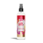 Easy Pouss Aloé Locks Brume Hydratante et Rafraîchissante 250 ml se présente sous la forme d'un flacon pulvérisateur avec une étiquette florale rouge, rose et or. Cette brume ultra-hydratante apporte une fraîcheur et une hydratation durables. Dakar