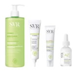 Quatre produits SVR Sebiaclear Gamme Solution Anti-Imperfections Taches et Boutons — un flacon pompe vert, deux tubes blancs (dont un avec une étiquette rouge) et un petit flacon compte-gouttes marqué « [AZ] » — sont présentés sur un fond blanc. Dakar