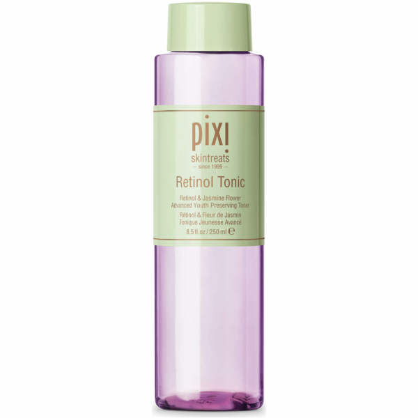Un flacon violet translucide affiche une étiquette vert clair sur laquelle est inscrit « Pixi Retinol Tonic Tonique Jeunesse Avancé ». L'étiquette met l'accent sur « Rétinol et fleur de jasmin » ainsi que sur « Tonique préservant la jeunesse avancée » en anglais et en français, avec un volume généreux de 8,5 fl oz / 250 ml. Dakar