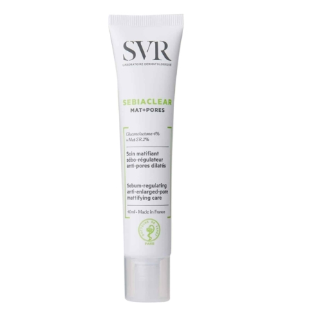 Un tube blanc de SVR Sebiaclear Mat + Pores Soin Matifiant Anti-pores dilatés affiche un texte vert et noir mettant en avant ses propriétés séborégulatrices, anti-pores dilatés et matifiantes. Ce tube de 40 ml est fièrement étiqueté « Made in France ». Dakar