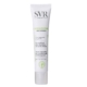 Un tube blanc de SVR Sebiaclear Mat + Pores Soin Matifiant Anti-pores dilatés affiche un texte vert et noir mettant en avant ses propriétés séborégulatrices, anti-pores dilatés et matifiantes. Ce tube de 40 ml est fièrement étiqueté « Made in France ». Dakar
