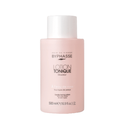 Un flacon rose de 500 ml de BYPHASSE Lotion tonique à l’eau de rose tous types de peaux, étiqueté en français et en anglais, est une lotion tonique douce à l’eau de rose adaptée à tous les types de peau. Dakar