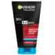 Un tube de GARNIER Pure Active Nettoyant 3 en 1 au charbon Anti-Points Noirs Incrustés 150 ml, un produit à l'étiquetage multilingue qui sert de nettoyant, d'exfoliant et de masque, a un emballage noir élégant avec un bouchon bleu, une vue familière des marchés animés de Dakar aux étagères de beauté à travers le Sénégal. Dakar