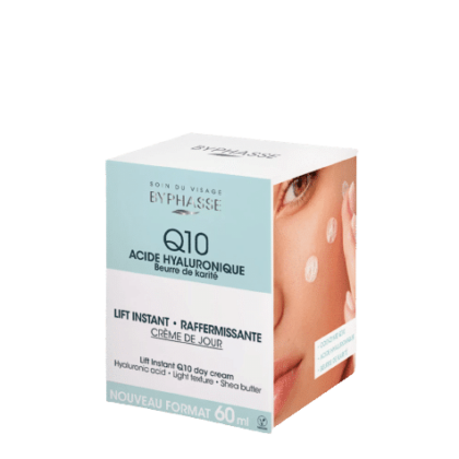 La Crème lift antiride instant Q10 soin de jour 60 ml de BYPHASSE est une crème de jour à base de Q10, d'acide hyaluronique et de beurre de karité pour une texture légère. Conditionnée dans une boîte blanche aux accents bleus qui met en valeur le visage d'une femme, elle met l'accent sur ses effets liftants et raffermissants instantanés. Dakar