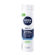 L'image présente une boîte de NIVEA MEN Gel de rasage SENSITIVE 200 ml, avec un emballage blanc accentué de bleu et d'argent. Elle met en valeur sa formule « 0% d'alcool » et met en avant sa capacité à réduire la sensibilité cutanée dans plusieurs langues. Dakar