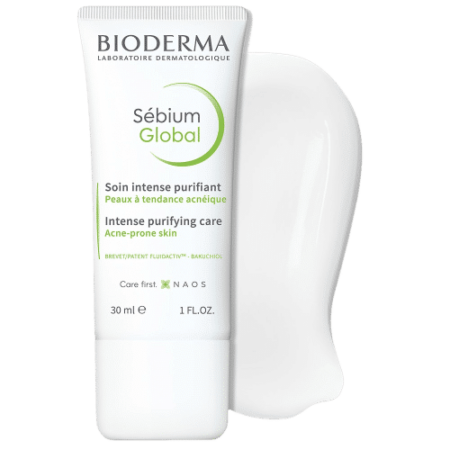 Un tube de Sébium Global Soin Intense Purifiant 30 ml de Bioderma pour peaux à tendance acnéique est présenté à côté d'une tache blanche, mettant en valeur sa texture. L'étiquette comporte un texte en français et en anglais. Ce produit de 30 ml (1 fl oz) est idéal pour les routines de soins de la peau de Dakar à n'importe quel endroit du Sénégal. Dakar