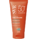 SVR Sun Secure Extreme Gel Ultra Mat Multi Résistant SPF 50+ (50 ml) est présenté dans un tube orange. L'étiquette met en avant ses caractéristiques ultra-mates et multi-résistantes, conçues pour les conditions extrêmes. Axée sur le respect des océans, cette crème solaire offre une protection solaire maximale avec une approche éco-responsable. Dakar