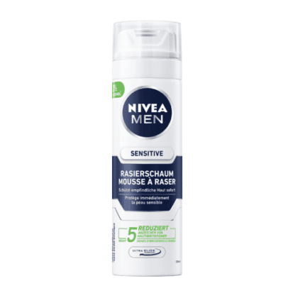 La Mousse à Raser Sensitive NIVEA MEN - 200 ml est présentée dans un élégant pot blanc avec une étiquette bleue et blanche, comportant des informations sur le produit en allemand et en français, soulignant ses bienfaits pour la protection de la peau et la réduction des irritations adaptées aux peaux sensibles. Dakar