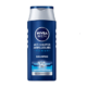 Un flacon bleu de NIVEA MEN Shampoing Antipelliculaires 250 ml, également connu sous le nom de « Anti-Schuppen Antipelliculaire Power », est doté d'un bouchon argenté. Son design comprend un motif ondulé dynamique et un élément graphique bleu proéminent près du fond. Dakar