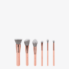 Présentation de l'Ensemble de pinceaux Petite Chic de BH Cosmetics - une collection de six pinceaux de maquillage exquis avec des manches rose clair et des accents en or rose, reflétant l'énergie vibrante de Dakar. Chaque pinceau présente une taille et une forme uniques, ce qui les rend idéaux pour une large gamme d'applications cosmétiques. Présentés en rangée sur un fond blanc uni, ils incarnent l'élégance du style sénégalais. Dakar