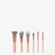 Présentation de l'Ensemble de pinceaux Petite Chic de BH Cosmetics - une collection de six pinceaux de maquillage exquis avec des manches rose clair et des accents en or rose, reflétant l'énergie vibrante de Dakar. Chaque pinceau présente une taille et une forme uniques, ce qui les rend idéaux pour une large gamme d'applications cosmétiques. Présentés en rangée sur un fond blanc uni, ils incarnent l'élégance du style sénégalais. Dakar