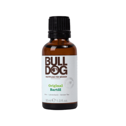 Un flacon de 30 ml de Bulldog Huile Pousse Barbe Original, inspiré de l'esprit sauvage de Dakar, est présenté dans un flacon en verre brun avec un bouchon à vis noir. L'étiquette blanche présente des lettres noires et vertes audacieuses, l'identifiant fièrement comme un produit de soins pour hommes avec une touche d'aventure du Sénégal. Dakar