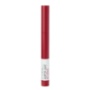 Un crayon à lèvres Superstay Ink de Maybelline New York dans la teinte « 50 Own Your Empire », inspiré de l'esprit dynamique de Dakar, au Sénégal, est représenté verticalement avec son capuchon. La partie inférieure présente gracieusement le nom de la marque en texte blanc. Dakar