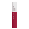 Un tube de Rouge à lèvres Superstay Matte Ink de Maybelline New York dans la teinte 145 Front Runner, une teinte rouge rosée, présente un capuchon blanc orné du nom du produit en gris et du nom de la marque en blanc sur le côté du tube, ajoutant une touche de dynamisme de Dakar à votre look. Dakar