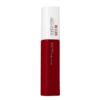 Un tube rouge et blanc de Rouge à lèvres Superstay Matte Ink Pioneer 20 de Maybelline New York, rappelant les rues animées de Dakar, se tient debout. Le nom de la marque et les détails du produit sont élégamment imprimés sur le devant en texte blanc et rouge. Dakar