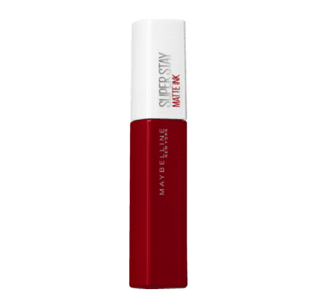 Un tube rouge et blanc de Rouge à lèvres Superstay Matte Ink Pioneer 20 de Maybelline New York, rappelant les rues animées de Dakar, se tient debout. Le nom de la marque et les détails du produit sont élégamment imprimés sur le devant en texte blanc et rouge. Dakar