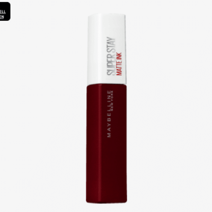Le produit est un tube de rouge à lèvres, de couleur rouge vif avec un bouchon blanc sur lequel figure le texte « Super Stay Matte Ink ». Le nom de la marque « Maybelline New York » est élégamment imprimé verticalement en blanc sur la partie rouge, ce qui lui donne un aspect chic. Cet article élégant complète parfaitement l'esthétique dynamique de Dakar. Dakar