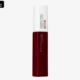 Le produit est un tube de rouge à lèvres, de couleur rouge vif avec un bouchon blanc sur lequel figure le texte « Super Stay Matte Ink ». Le nom de la marque « Maybelline New York » est élégamment imprimé verticalement en blanc sur la partie rouge, ce qui lui donne un aspect chic. Cet article élégant complète parfaitement l'esthétique dynamique de Dakar. Dakar