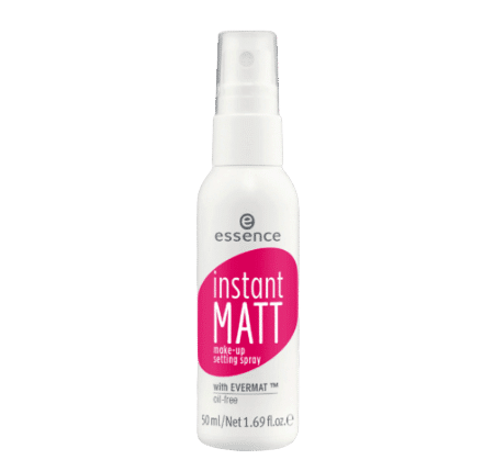 Un flacon blanc de 50 ml d'Essence Cosmetics Spray Fixateur de Maquillage Instantané Mat de Dakar, caractérisé par son étiquette rose et rouge, présente une formule sans huile avec une buse de pulvérisation pratique, idéale pour les journées humides au Sénégal. Dakar
