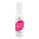 Un flacon blanc de 50 ml d'Essence Cosmetics Spray Fixateur de Maquillage Instantané Mat de Dakar, caractérisé par son étiquette rose et rouge, présente une formule sans huile avec une buse de pulvérisation pratique, idéale pour les journées humides au Sénégal. Dakar