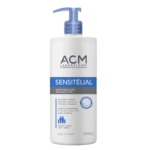 Flacon pompe blanc de 500ml d'ACM Sensitélial Soin Émollient Soin Hydratant Des Peaux Sèches pour le visage et le corps, conçu pour l'hydratation intense des peaux sèches, avec des accents bleus et gris sur l'emballage. Dakar