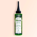 Le flacon vert de 130 ml d'Activilong Sérum Actigro est doté d'un embout applicateur pointu et d'un texte mettant en avant le panthénol, le romarin, ainsi que la stimulation et la densification de la croissance des cheveux. Dakar