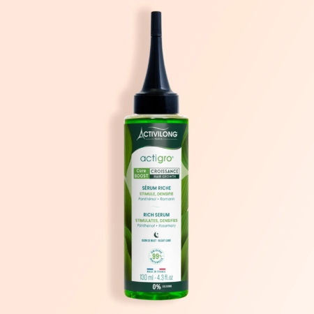 Le flacon vert de 130 ml d'Activilong Sérum Actigro est doté d'un embout applicateur pointu et d'un texte mettant en avant le panthénol, le romarin, ainsi que la stimulation et la densification de la croissance des cheveux. Dakar