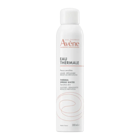 Un vaporisateur de 300 ml d'Avène Eau Thermale Spray Apaisant Et Anti-Irritant, avec un design blanc, un texte minimaliste rouge et gris, et des accents circulaires sur le devant, rappelant l'emballage de La Roche-Posay. Dakar