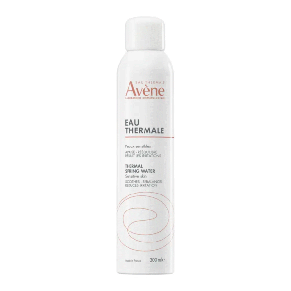 Un vaporisateur de 300 ml d'Avène Eau Thermale Spray Apaisant Et Anti-Irritant, avec un design blanc, un texte minimaliste rouge et gris, et des accents circulaires sur le devant, rappelant l'emballage de La Roche-Posay. Dakar