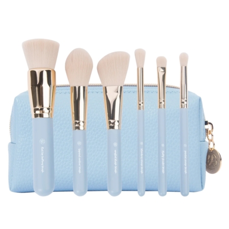 Six pinceaux à manche bleu avec des viroles dorées sont disposés devant une pochette bleu clair. L'Ensemble de Pinceaux de Maquillage BH Travel Series Escapade 6 pièces avec Pochette comprend des outils polyvalents pour créer n'importe quel look de maquillage. Dakar