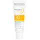 Découvrez le tube de 40 ml de Bioderma PHOTODERM AKN Mat Fluide Solaire Correcteur Matifiant SPF 30, spécialement conçu pour les peaux à tendance acnéique sous le soleil intense de Dakar. Le packaging majoritairement blanc arbore un design distinctif jaune et bleu canard, soulignant ses propriétés de protection solaire et anti-imperfections. Dakar