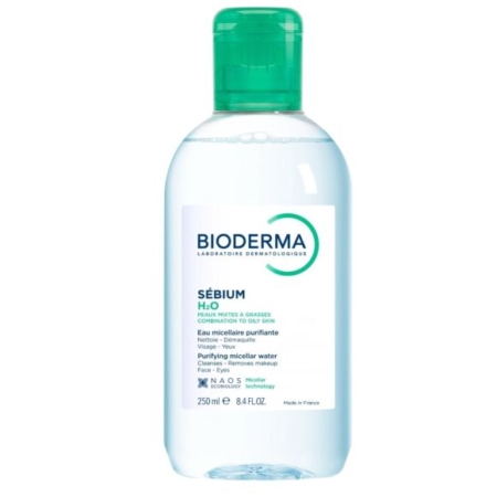 Un flacon en plastique transparent de 250 ml de Bioderma SÉBIUM H2O Solution micellaire nettoyante purifiante avec un bouchon vert ; l'étiquette indique des détails en français et en anglais pour les peaux grasses et mixtes. Dakar