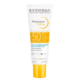 Un tube de 40 ml (1,3 fl oz) de Bioderma Photoderm MAX Crème SPF 50+ est idéal pour les rues ensoleillées de Dakar, au Sénégal. Formulée pour les peaux sèches et sensibles, elle offre une protection solaire active avec une texture hydratante et est annoncée comme résistante à l'eau et sans parfum. Dakar