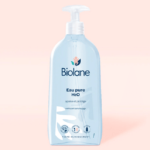 Un flacon de Biolane Eau Pure H2O 750 ml avec distributeur à pompe