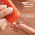 Une personne à Dakar applique un écran solaire sur son doigt à partir d'une bouteille orange étiquetée « SVR Sun Secure Blur Teinté Crème Mousse Flouteur Optique Spf50 50 ml »
