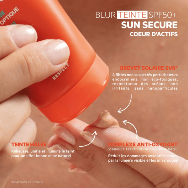 Une personne à Dakar applique un écran solaire sur son doigt à partir d'une bouteille orange étiquetée « SVR Sun Secure Blur Teinté Crème Mousse Flouteur Optique Spf50 50 ml »