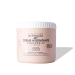 Un pot en plastique beige de Byphasse Crème Hydratante Corporelle à l'Huile de Coco 500 ml repose sur un fond blanc, son étiquette indiquant la crème hydratante pour le corps à l'huile de coco. Une ombre douce à droite met en valeur ce produit hydratant de Byphasse. Dakar