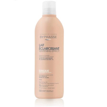 Un flacon de 500 ml de Byphasse Lait Unificateur de Teint Extrait de Blé présente un corps pêche, un bouchon à rabat blanc et une étiquette en français avec un texte anglais indiquant qu'il est destiné aux soins du visage et du corps. Dakar