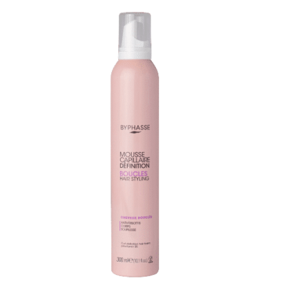 Flacon rose de Byphasse Mousse Définition Boucles Anti Frisottis 300 ml pour définir les boucles