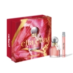 Un coffret chic dans une boîte florale rouge et rose étiquetée "ella ella Carhartt" comprend un flacon de parfum rose avec un bouchon argenté et un vaporisateur de voyage assorti - élégant comme le NYX Professional Makeup Poudre Bronzante Matte Bronzer Dark Tan 04, 9,5 g. Dakar