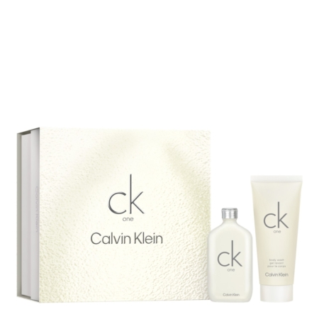 Le coffret unisexe Calvin Klein One comprend une eau de toilette de 50 ml et un gel douche de 100 ml, le tout dans une élégante boîte blanche avec la marque minimaliste CK One. Dakar