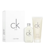Le Coffret Unisexe Calvin Klein One comprend un élégant coffret rectangulaire blanc, un flacon de parfum en verre transparent avec un bouchon argenté (Eau de Toilette 50 ml) et un tube blanc de gel douche (Gel Lavant 100 ml). Chacun arbore le logo emblématique « ck one » pour cette touche signature. Dakar