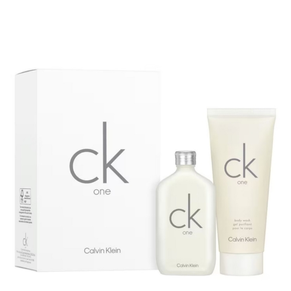 Le Coffret Unisexe Calvin Klein One comprend un élégant coffret rectangulaire blanc, un flacon de parfum en verre transparent avec un bouchon argenté (Eau de Toilette 50 ml) et un tube blanc de gel douche (Gel Lavant 100 ml). Chacun arbore le logo emblématique « ck one » pour cette touche signature. Dakar