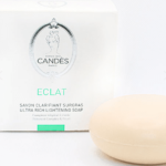 Une boîte de Candés Savon Clarifiant Surgras 150 mg d'Univers Cosmetix